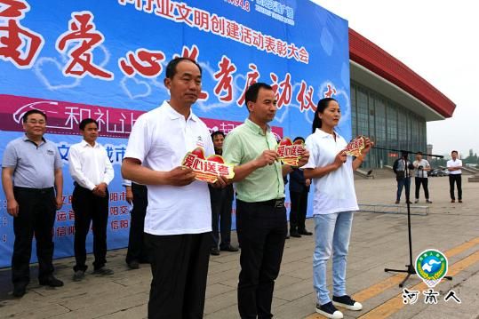 河南多地开展爱心送考志愿服务活动 高考生可免费乘车